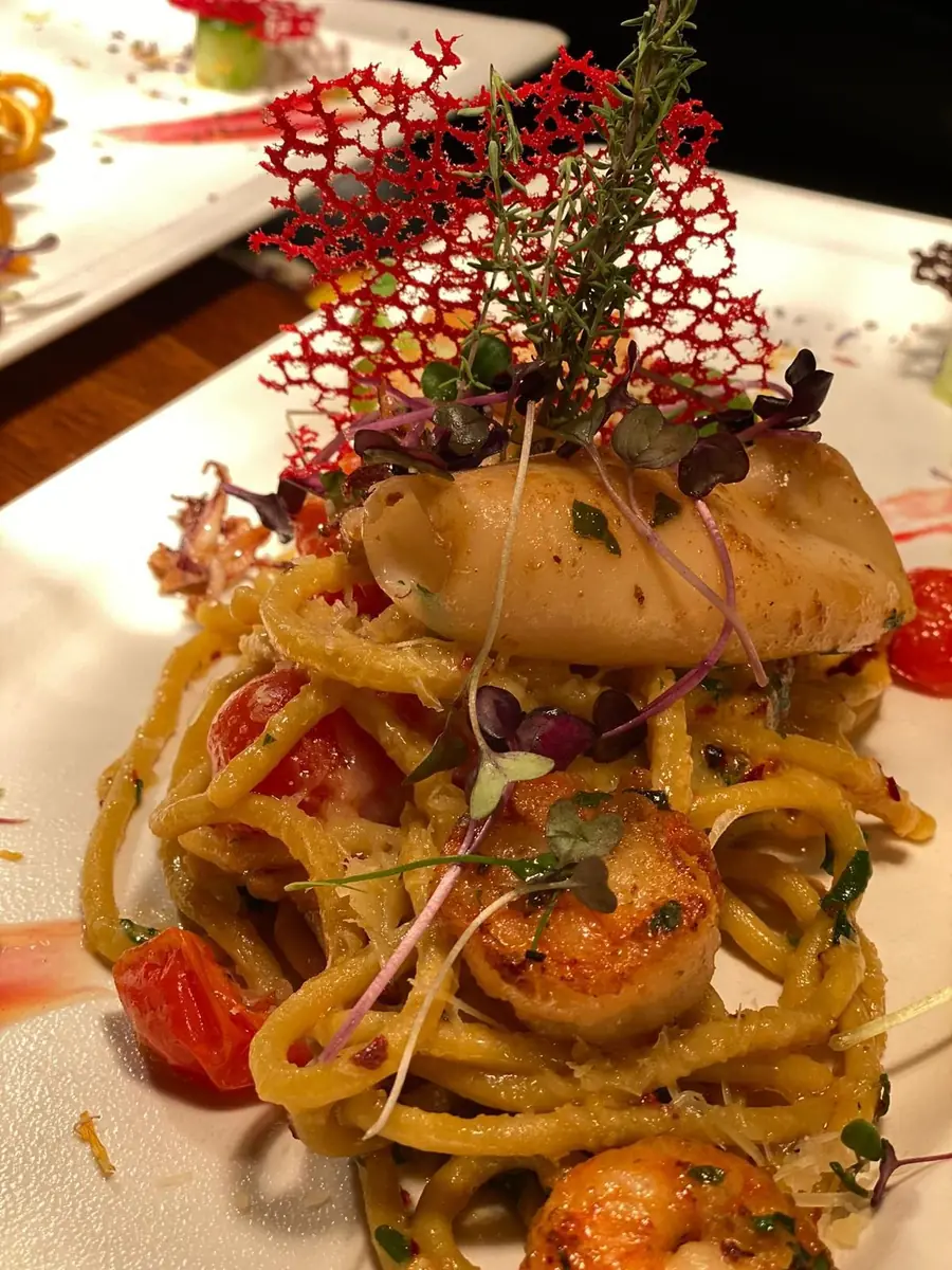 Hausgemachte Spaghetti mit Calamari und Garnelen