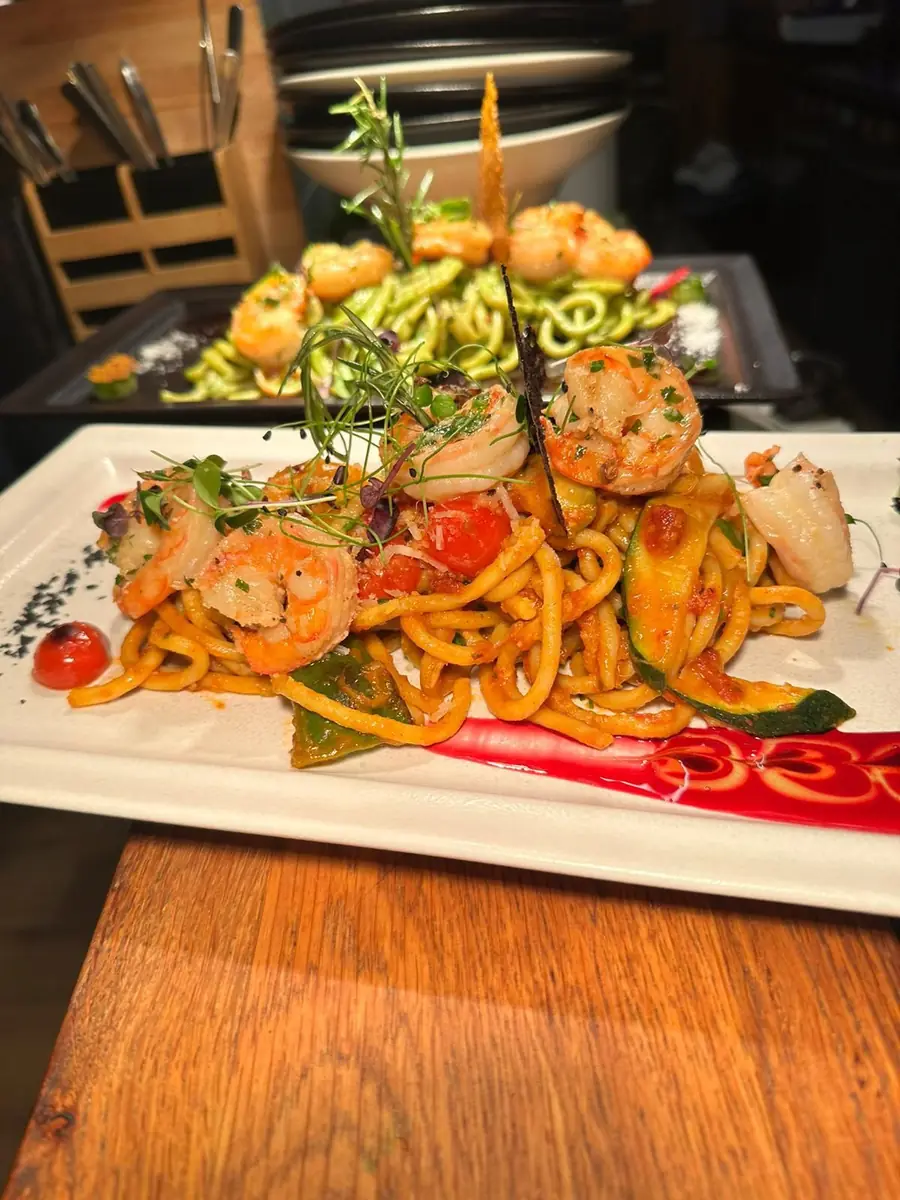Spaghetti mit Garnelen, Zucchini und Tomaten