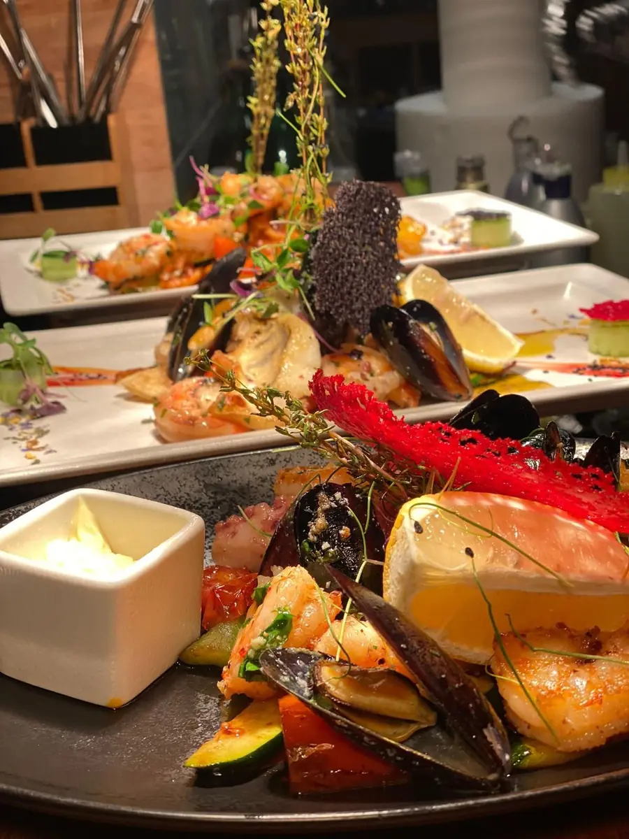 Fischplatte mit Garnelen, Muscheln, Zander und Gemüse